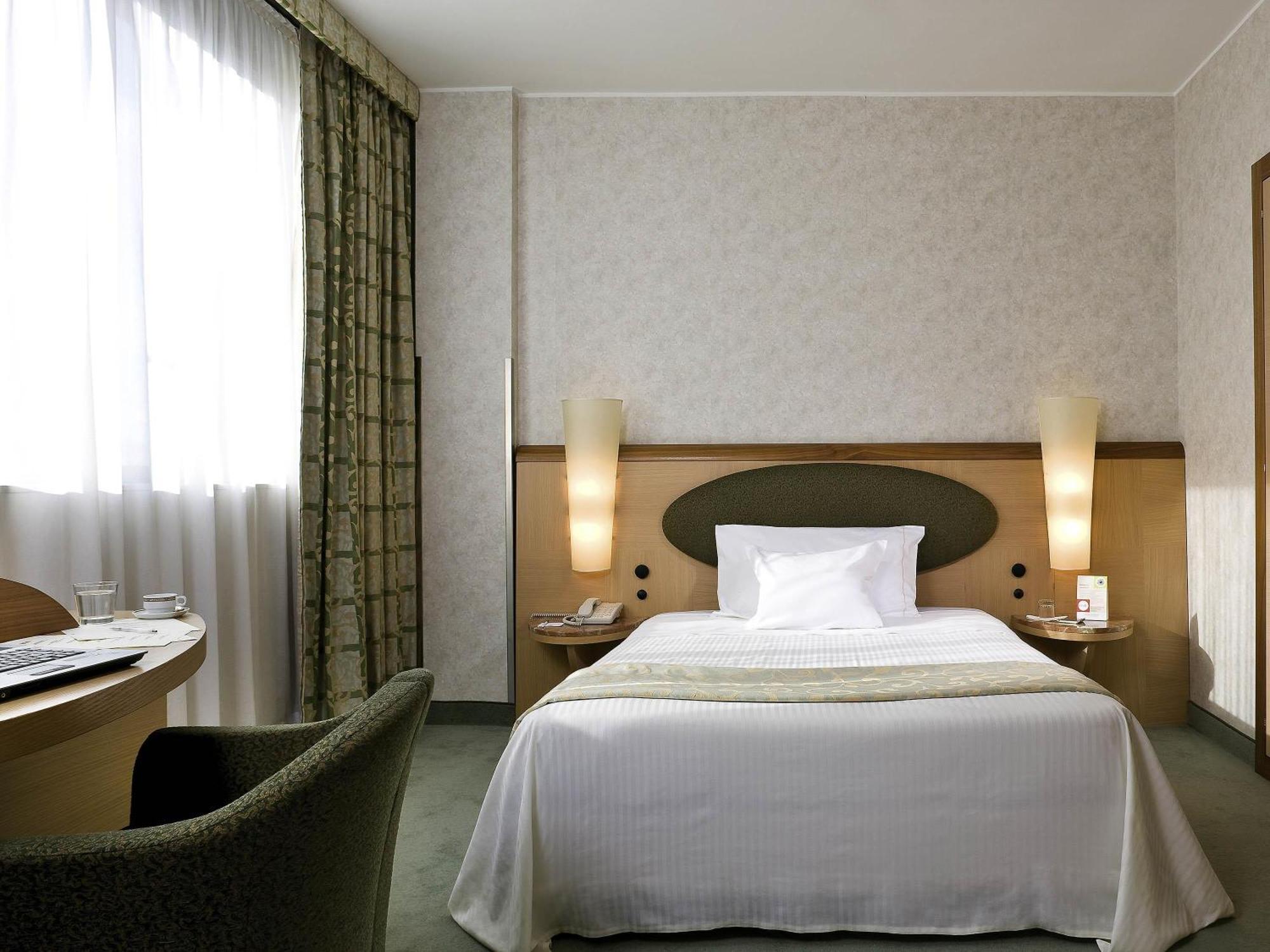 Standard Double Room one Queen Bed